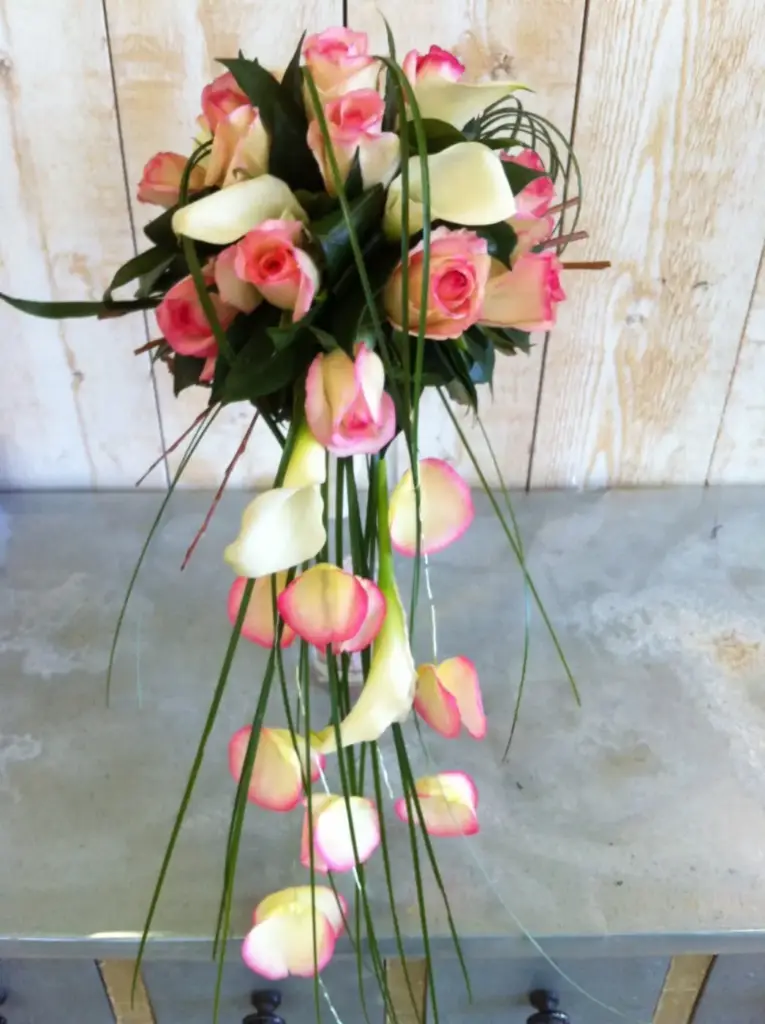 Composition florale retombante de fleurs roses et blanches
